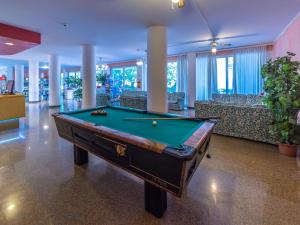 Biliár nebo kulečník v ubytování Hotel Beverly