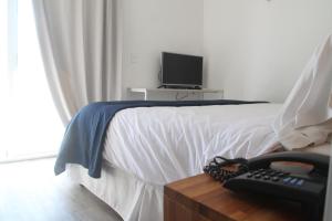 Uma TV ou centro de entretenimento em Hotel Florinda