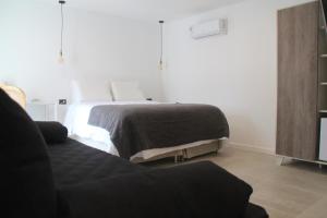 1 dormitorio con 1 cama y 1 silla en Hotel Florinda en Punta del Este