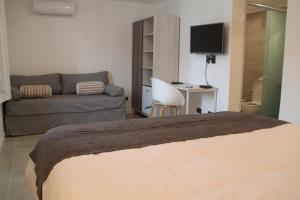 Uma TV ou centro de entretenimento em Hotel Florinda
