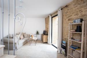 Televisyen dan/atau pusat hiburan di Le Patio du Mûrier