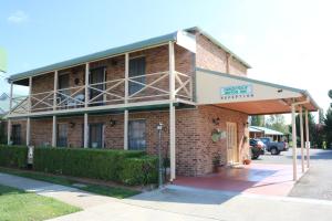 un edificio in mattoni con balcone sul lato di Sandstock Motor Inn Armidale ad Armidale