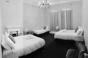 Postel nebo postele na pokoji v ubytování Abermain Hotel