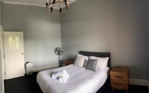 Postel nebo postele na pokoji v ubytování Abermain Hotel
