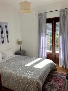 um quarto com uma cama e uma janela em Lines of Wellignton em Torres Vedras
