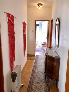 einen Flur mit roten Fäden an den Wänden eines Zimmers in der Unterkunft Lines of Wellignton in Torres Vedras
