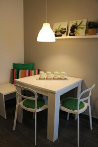 einen Tisch mit zwei Stühlen und einen Tisch mit Tassen darauf in der Unterkunft Nora 1 in Zagreb