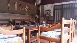 Montero的住宿－Residencial Pinocho，一间带木桌和椅子的用餐室
