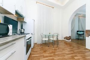 キーウにあるLuxury apartments in the center of old Kievのキッチン(テーブル、椅子付)