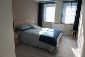 ルーゴにあるCasa del Columpio en PLENO centro de Lugoのベッドルーム1室(ベッド1台、窓2つ付)