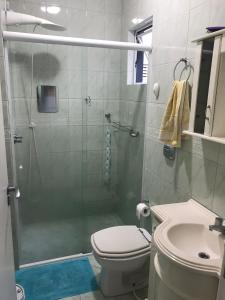 Un baño de 3 dorms com vista a 250 mts do mar no centro da Meia Praia Itapema