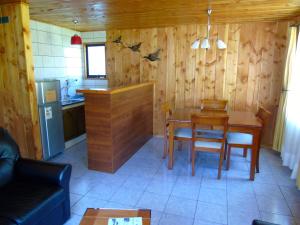 Η κουζίνα ή μικρή κουζίνα στο Cabañas RucaPucón +17 φωτογραφίες