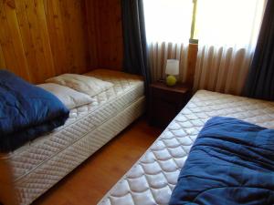 Cama o camas de una habitación en Cabañas RucaPucón