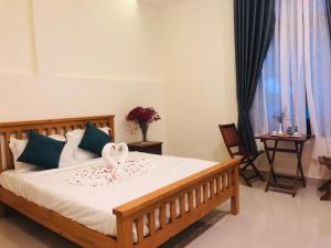 Rúm í herbergi á Sum villa Hoi An