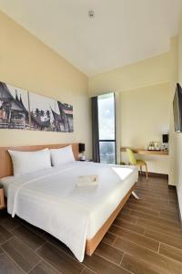 Whiz Prime Hotel Khatib Sulaiman Padang tesisinde bir odada yatak veya yataklar
