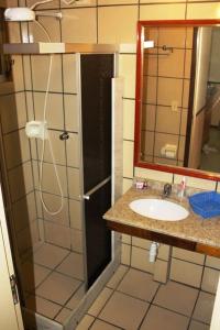 bagno con lavandino e specchio di Lexus Residence 210 a Florianópolis