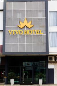 Deux panneaux d'hôtel sur le côté d'un bâtiment dans l'établissement Vivo Hotel, à Kuantan