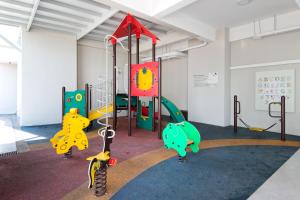 uma sala com um parque infantil com equipamento de brincar em Straits Garden Suites, Georgetown em George Town