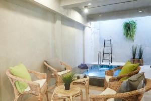 salon z krzesłami i basenem w obiekcie Vann House Hua Hin w mieście Hua Hin