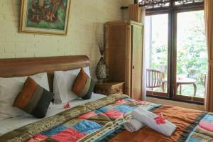 烏布的住宿－烏布阿斯里民宿，一间卧室配有带枕头的床