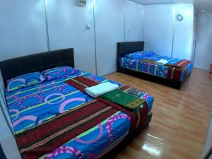 a bedroom with two beds in a room at AsiaCamp - Cabin Sungai Sireh in Tanjung Karang