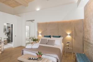 A bed or beds in a room at Navona Style