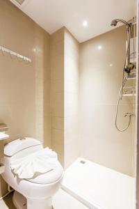 La salle de bains est pourvue d'une douche et de toilettes. dans l'établissement D Day Suite, à Bangkok