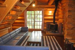 White Tree Log House Madarao Tangram的休息区