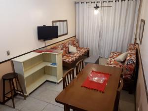 un soggiorno con divano e tavolo di Lexus Residence 210 a Florianópolis
