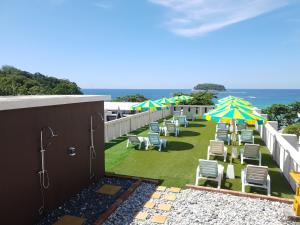 szereg leżaków i parasoli na balkonie w obiekcie Kata Beachwalk Hotel and Bungalows w mieście Kata Beach