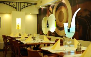 Reštaurácia alebo iné gastronomické zariadenie v ubytovaní Hotel Minaret&Étterem