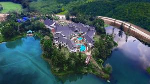 ein großes Haus auf einer Insel im Wasser in der Unterkunft Lido Lake Resort by MNC Hotel in Bogor