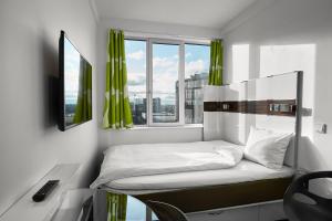 Ein Bett oder Betten in einem Zimmer der Unterkunft Wakeup Copenhagen - Bernstorffsgade