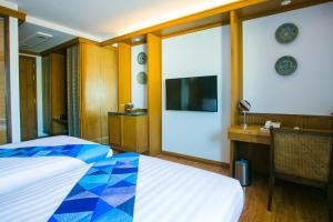 TV a/nebo společenská místnost v ubytování Lavana Hotel Chiangmai