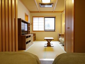 Shirakawa-go Onyado Yuinosho客房内的一张或多张床位