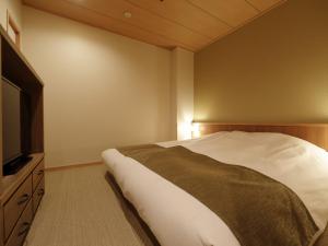 Shirakawa-go Onyado Yuinosho客房内的一张或多张床位