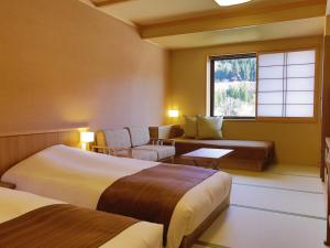 Shirakawa-go Onyado Yuinosho客房内的一张或多张床位