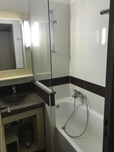 un bagno con doccia, lavandino e vasca di Studio vue mer et Esterel ad Agay - Saint Raphael