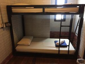 En eller flere senge i et værelse på Bed Bangkok Hostel