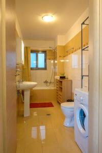 Ванная комната в Holy Paraskevi Apartment