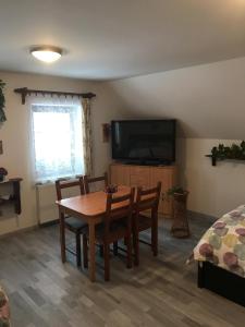 Telewizja i/lub zestaw kina domowego w obiekcie Ubytování MAPE, Rokytnice nad Jizerou, Horní 679, 512 44