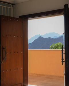 an open door with a view of a mountain at Brand New Luxury 5 Bedroom Villa with Sea View in Rūl Ḑadnā