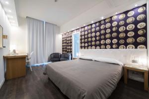 um quarto com uma cama e uma parede com placas em Hotel Montestella em Salerno