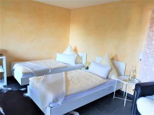 - une chambre avec 2 lits et une table dans l'établissement Gästezimmer Hortensie, à Weil der Stadt