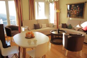 sala de estar con sofá y mesa en Miramar Ski a pie de pista - Apartamento Deluxe, 4 habitaciones, en Sierra Nevada