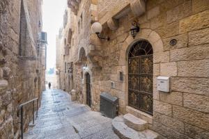 kamienna aleja z drzwiami w kamiennym budynku w obiekcie Western Wall Luxury House - Avraham w Jerozolimie