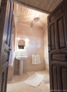 Vannituba majutusasutuses Kasbah Imdoukal