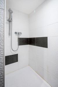 ein Badezimmer mit Dusche mit schwarz-weißen Fliesen in der Unterkunft Coeur de Lille - cosy appartement 5 in Lille + 13 Fotos