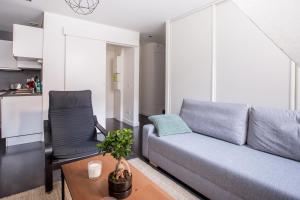 ein Wohnzimmer mit einer Couch und einem Sessel in der Unterkunft Coeur de Lille - cosy appartement 5 in Lille
