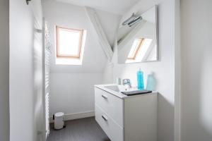 リールにあるCoeur de Lille - cosy appartement 4の洗面台と鏡のあるバスルーム